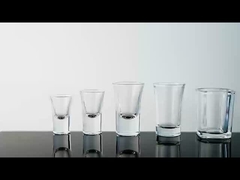 Kleine likeurglazen met een ronde vorm en een constructie die een bevredigende slok geeft